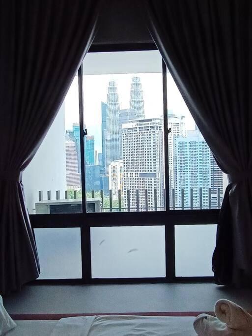 Col18b Modern Infinity Pool Klcc Balcony View Apartemen *