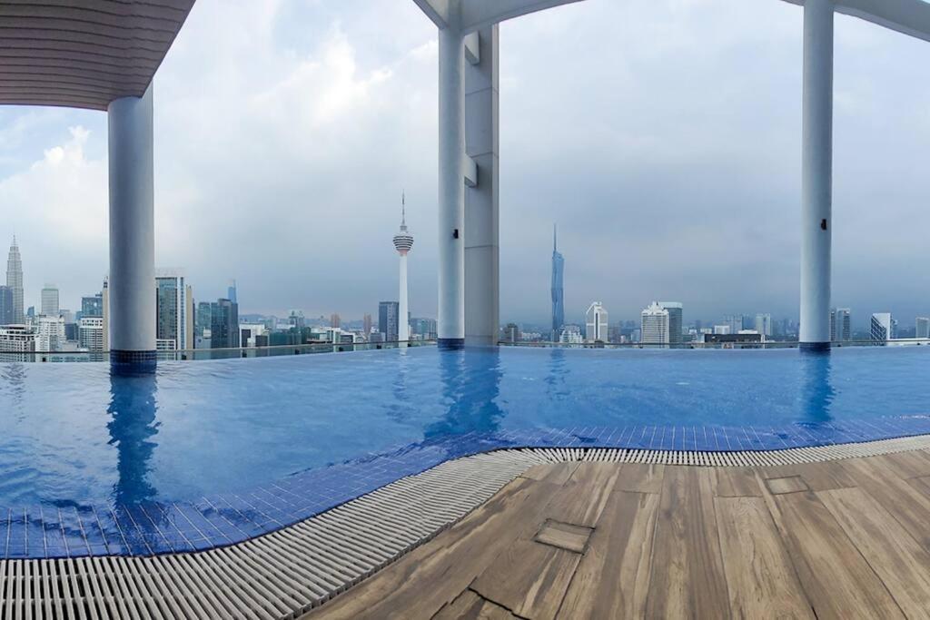 Col18b Modern Infinity Pool Klcc Balcony View Pangsapuri